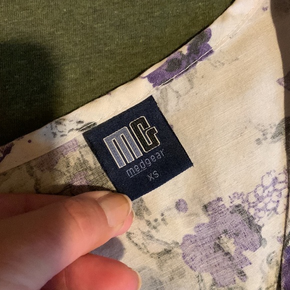 Set of 2 scrub top , came as set when ordered , very good condition - Picture 3 of 4